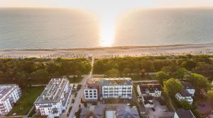 an aerial view of a beach and buildings at Strandhotel Heringsdorf mit Soleaußenpool 30 Grad in Heringsdorf