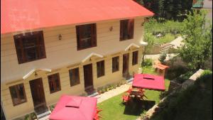 Vrt pred nastanitvijo Sparsh Resort, A Boutique Stay - Just 2kms uphill from Mall Road, near Old Manali