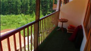 Balkon oz. terasa v nastanitvi Sparsh Resort, A Boutique Stay - Just 2kms uphill from Mall Road, near Old Manali