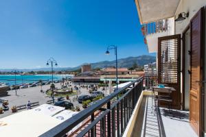 balkon z widokiem na parking w obiekcie Casetta Vista Mare in Piazza a Mondello w mieście Palermo