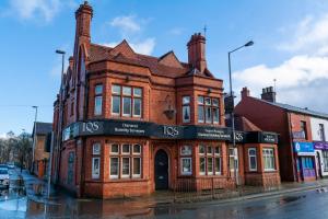 マンチェスターにあるApartment No 1 - The Old Red King Pub, Whitefield, Manchesterの街路の古煉瓦造り