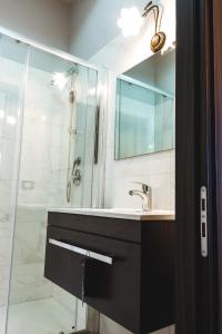 W łazience znajduje się umywalka i prysznic. w obiekcie B&B Raggio di Sole Porto Empedocle w mieście Porto Empedocle