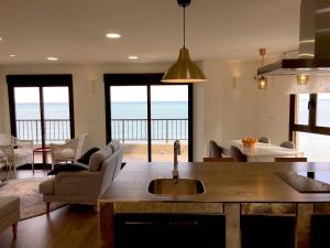 トレビエハにあるCostaAzul loft, Seaviews frente al mar, Playa los locosのキッチン、海の景色を望むリビングルーム