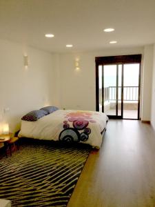 een slaapkamer met een bed in een kamer met een tapijt bij CostaAzul loft, Seaviews frente al mar, Playa los locos in Torrevieja
