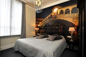 Tempat tidur dalam kamar di Villa Rubenshof