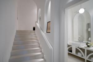 escalera blanca con lavabo y espejo en Bellevue Syrene en Sorrento