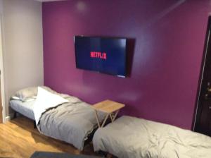 Postel nebo postele na pokoji v ubytování The Anfield Apartment