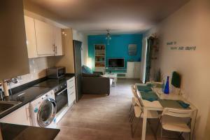 Kuchyň nebo kuchyňský kout v ubytování New central town Bungalow WiFi Netflix