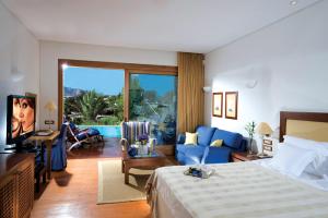 Postel nebo postele na pokoji v ubytování Elounda Bay Palace, a Member of the Leading Hotels of the World