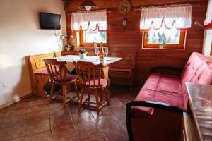 een kleine eetkamer met een tafel en een bank bij Holiday house Pokrovec - Bohinj in Bohinj