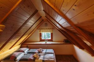 een slaapkamer met een bed op zolder bij Holiday house Pokrovec - Bohinj in Bohinj