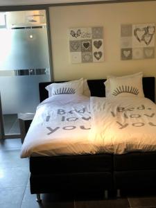 B&B Landgoed Bergerven في هورن: غرفة نوم مع سرير مع وسادتين