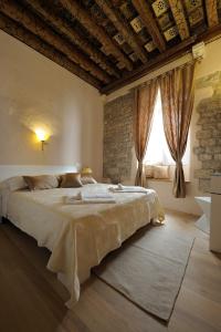 um quarto com uma cama grande e uma janela em Desiderata Studio Apartment em Split