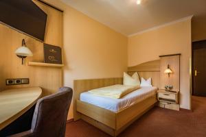 Säng eller sängar i ett rum på Kurhotel Falter