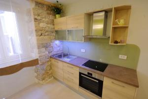 Kuchyň nebo kuchyňský kout v ubytování Desiderata Studio Apartment