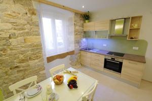 Kuchyň nebo kuchyňský kout v ubytování Desiderata Studio Apartment