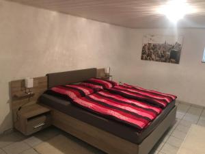 uma cama com um cobertor vermelho e preto em Obere Kellerstraße Haus 2 em Forchheim