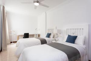 Giường trong phòng chung tại Rooms & Suites Balcony 3C