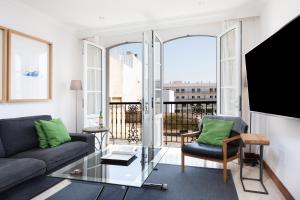 sala de estar con sofá y mesa de cristal en Rooms & Suites Balcony 3C en Arrecife