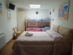 ein Schlafzimmer mit einem Bett mit einem ausgestopften Tier darauf in der Unterkunft B&B Celestina Ischia in Ischia