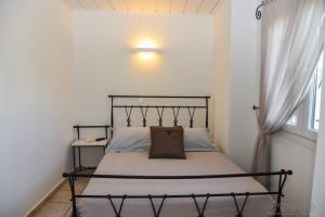 Кровать или кровати в номере Porto Manolis