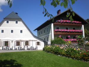 un gran edificio blanco con flores en el patio en Bauernhof Ablass, en Göstling an der Ybbs