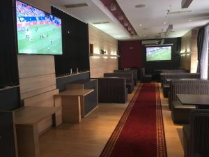 A television and/or entertainment centre at Hotel Dunav