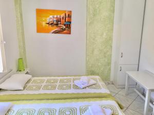 a small room with a bed with towels on it at Pension Sofia Amorgos-Katapola in Katapola
