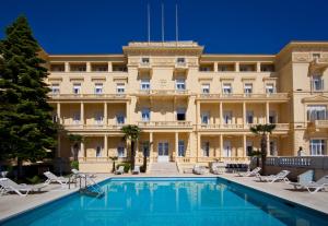 ein Hotel mit einem Pool vor einem Gebäude in der Unterkunft Hotel Kvarner - Liburnia in Opatija