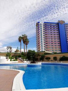 una piscina di fronte a un grande edificio di Playa Paraíso PARKING Y WIFI FREE!!!!! a Playa Paraiso