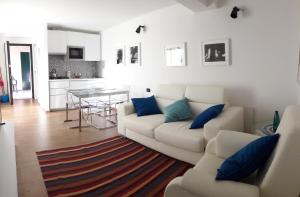 - un salon avec un canapé blanc et des oreillers bleus dans l'établissement Villa Sofia, à Lerici