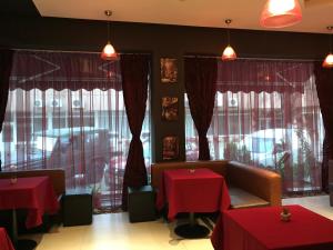A restaurant or other place to eat at Hotel Dunav