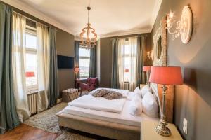 
Ein Bett oder Betten in einem Zimmer der Unterkunft Schlosshotel Steinburg
