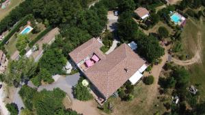 una vista aérea de una casa grande con techo en DOMAINE DU PLANAS - PATIO, en Ailhon