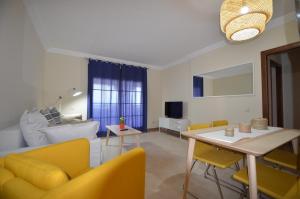 Telewizja i/lub zestaw kina domowego w obiekcie Apartamentos Punta Canela