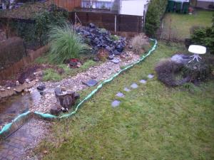 a backyard with a garden with a stream at Ferienwohnung Mainz-Weisenau in Mainz