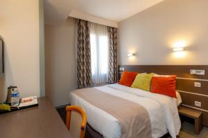 Letto o letti in una camera di Kyriad Avignon - Palais des Papes