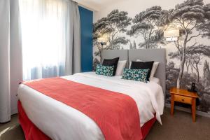 アヴィニョンにあるキリヤード アヴィニヨン パレ デ パップのベッドルーム1室(赤毛布付きの大型ベッド1台付)