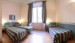2 camas en una habitación con ventana en Hotel Lazzari en Roma