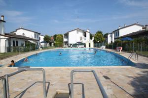a group of people in a large swimming pool at Residence Vives in Comacchio