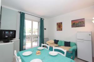 a living room with a table and a couch at Residence Vives in Comacchio