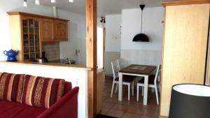 - une cuisine et une salle à manger avec une table et des chaises dans l'établissement Ferienwohnung-Rosenrot-auf-dem-Ferien-Bauernhof-Nilson-in-Inselmitte, à Bisdorf