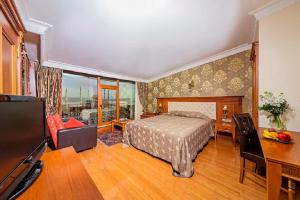 イスタンブールにあるLausos Hotel Sultanahmetのベッド、デスク、デスクが備わる客室です。