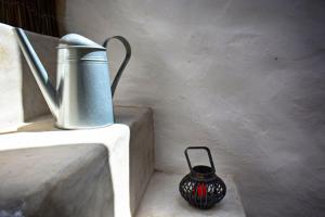 einen Krug und eine Vase auf einem Felsvorsprung in der Unterkunft Traditional House in Historical Center of Faro in Faro