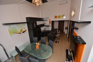 Kuchyň nebo kuchyňský kout v ubytování Apartmani FAMILY