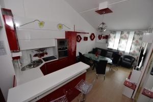 Kuchyň nebo kuchyňský kout v ubytování Apartmani FAMILY