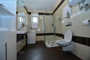 Koupelna v ubytování Apartmani FAMILY + 26 fotografií