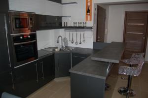 Kuchyň nebo kuchyňský kout v ubytování Apartmani FAMILY