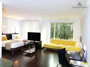 TV a/nebo společenská místnost v ubytování Richmond Suites Hotel