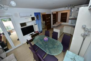 Kuchyň nebo kuchyňský kout v ubytování Apartmani FAMILY